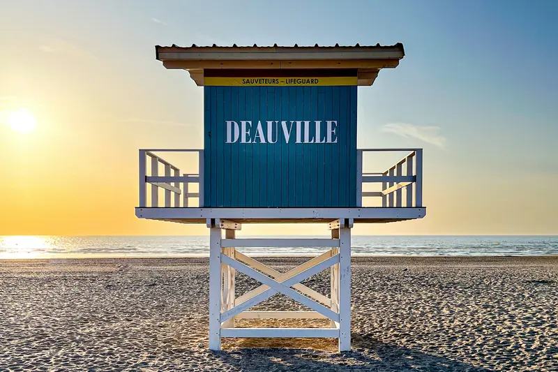 Poste de secours de Deauville au coucher du soleil