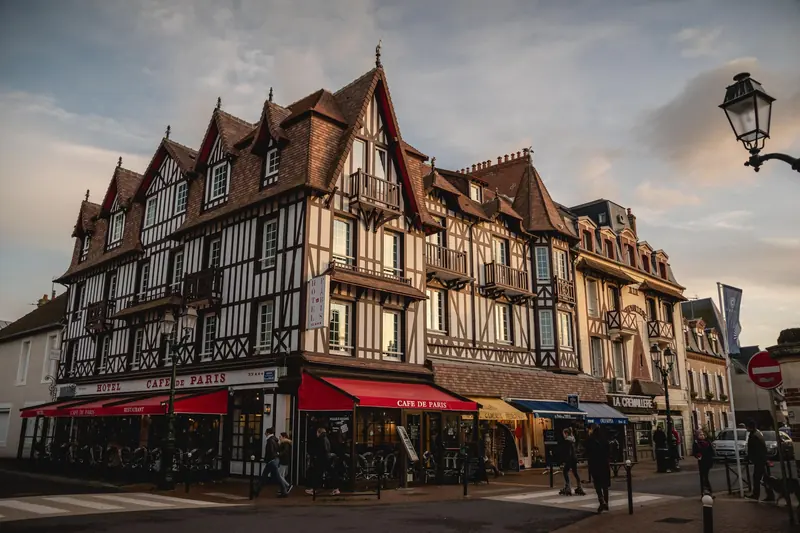 Rue de Deauville, maisons à colombages et terrasses de café en fin de journée