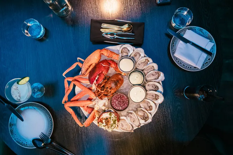 Plateau de fruits de mer, homard et huîtres sur une table
