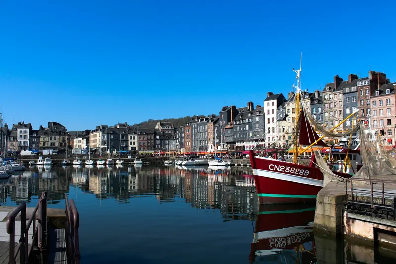 Le Vieux Bassin de Honfleur et ses façades étroites